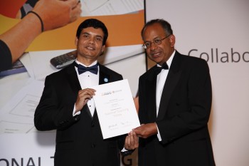Dr Hasan Shaheed receiving his award from Professor Rama Thirunamachandran.