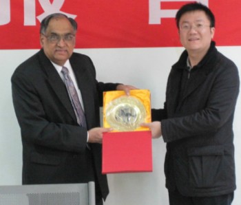 Dr Vepa (left) receives the award from Dr Yabin Wang from BIT