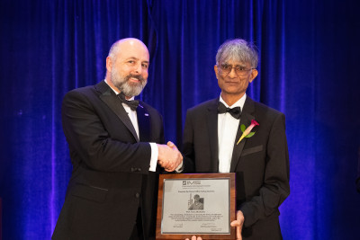 Mike Keeble presenting the Henry Clifton Sorby Award in New Orleans to Professor Sir Harry Bhadeshia